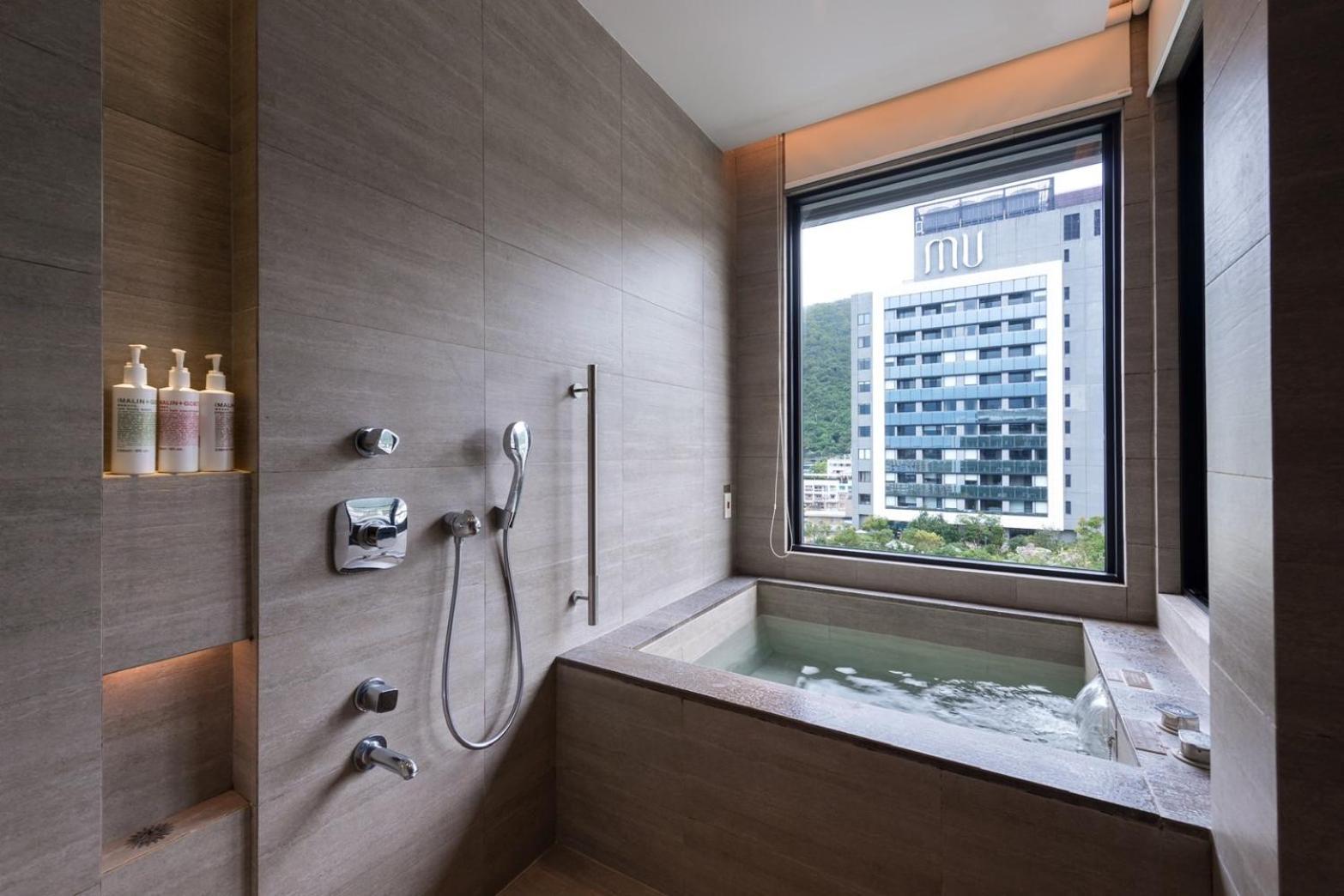 ムー ジャオシー ホテル 礁渓郷 エクステリア 写真 A modern Japanese-style bathroom with a deep bathtub