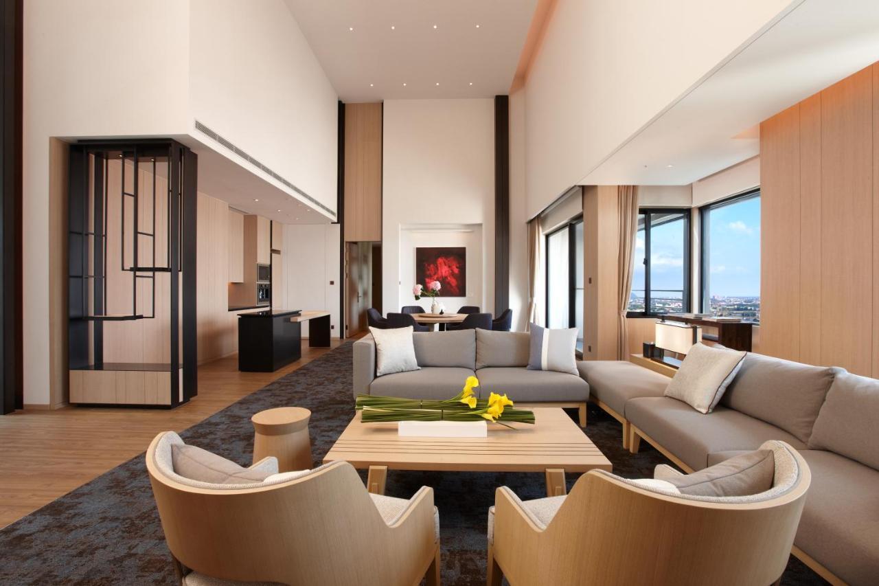 ムー ジャオシー ホテル 礁渓郷 エクステリア 写真 The living room of a suite at The Ritz-Carlton, Osaka